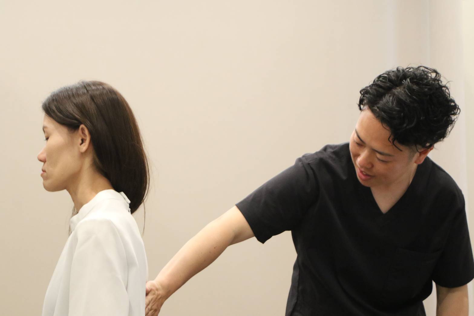姿勢を確認しながら施術する院長