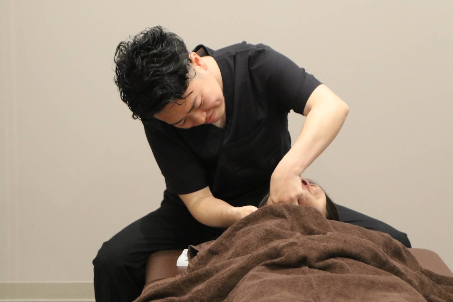 首まわりを施術する院長